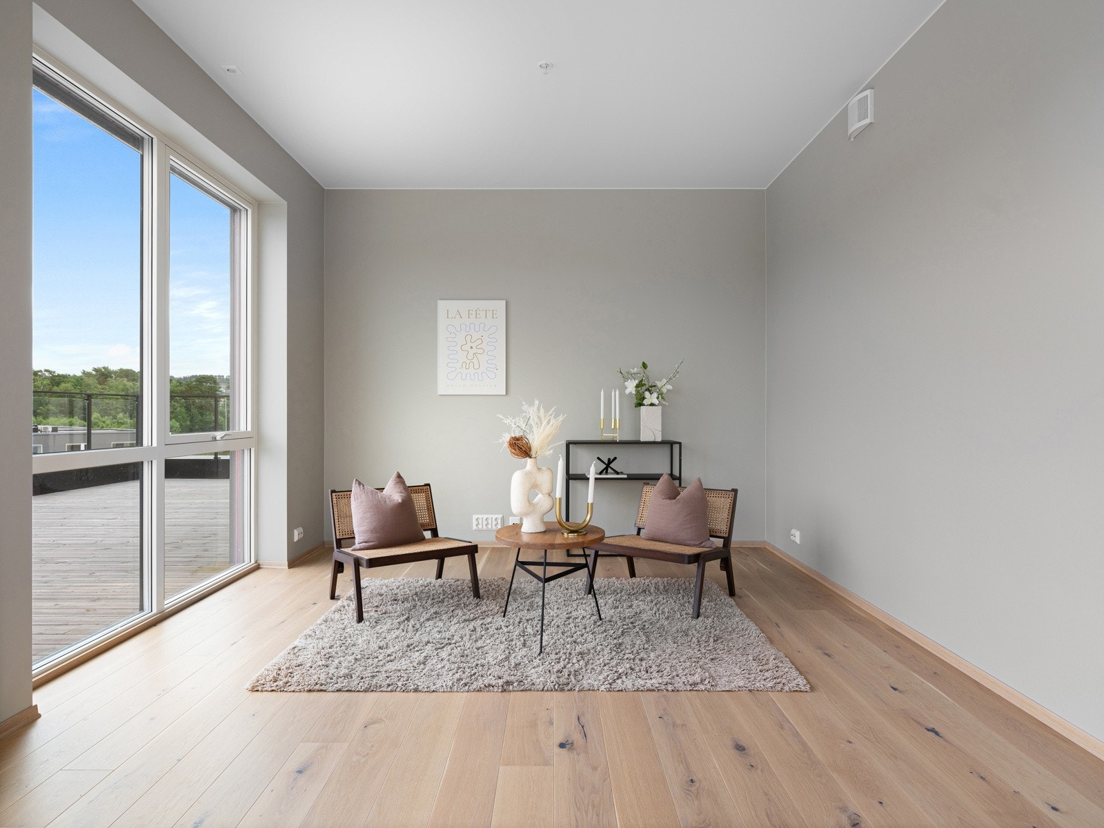 Her har man god plass til sittegruppe og tv-møblement. Galleribilde