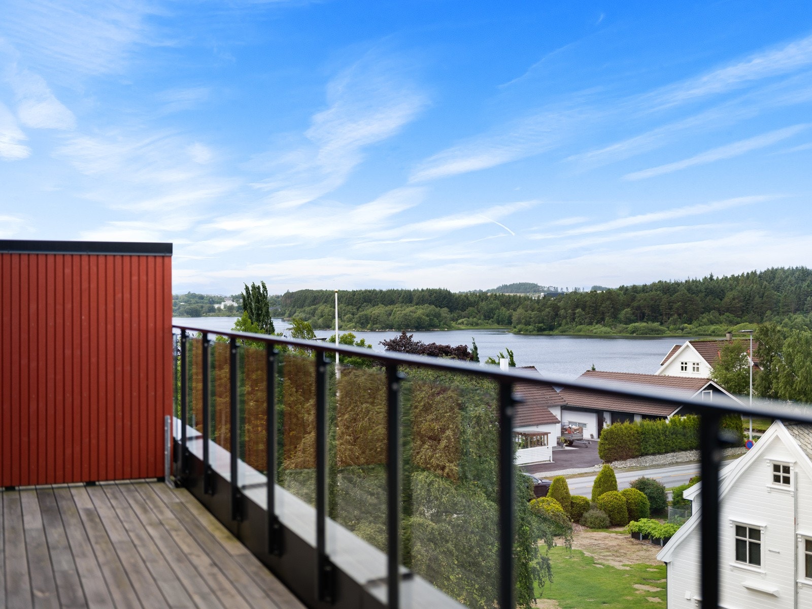 Eiendommen ligger i naturskjønne omgivelser med kort avstand til flotte turområder rundt Stemmen og Frøylandsvannet med den nye bruen Midgardsormen. Galleribilde