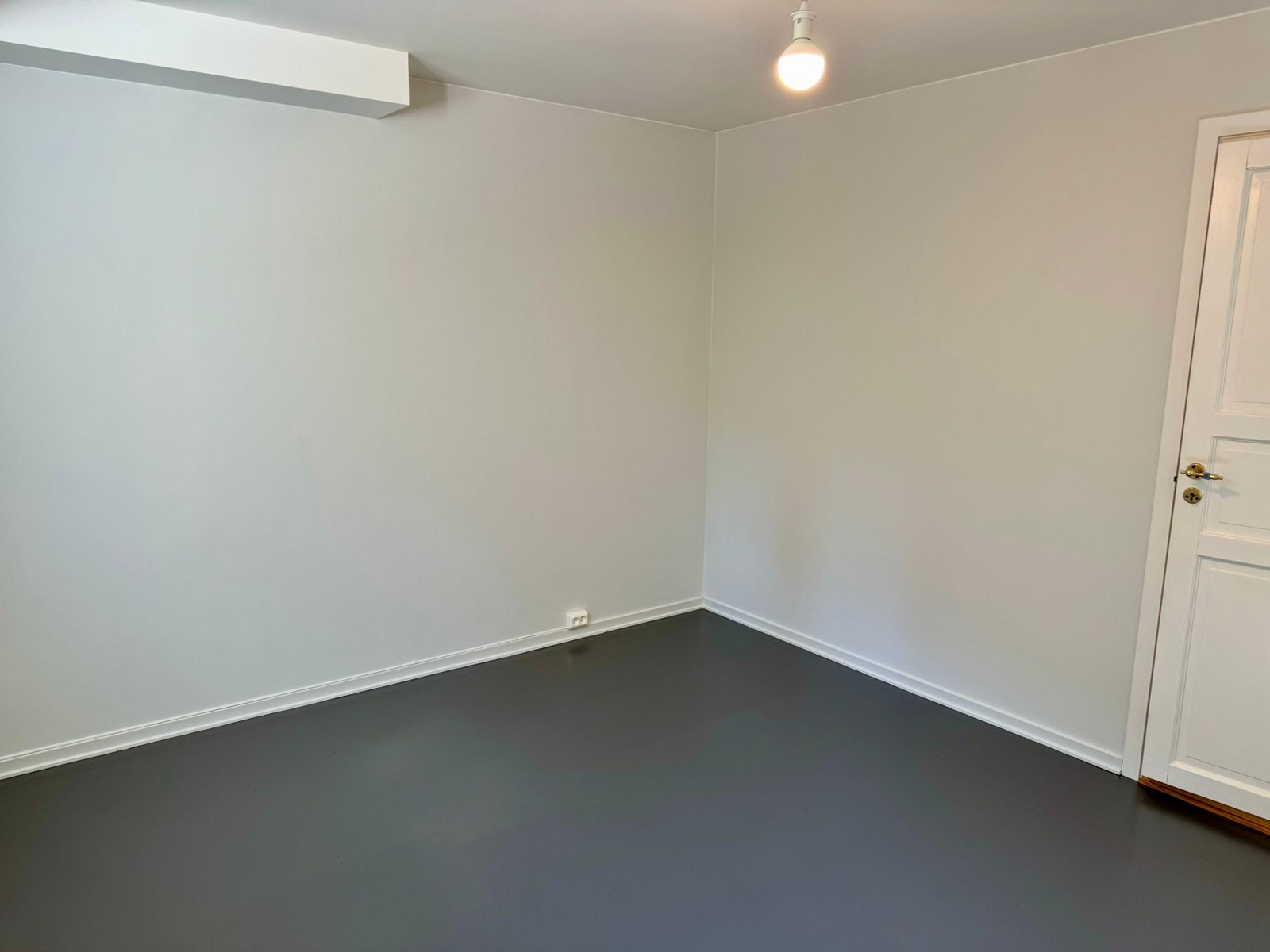 Soverom fra en annen vinkel. Dør ut til stue/kjøkken. Nye stikkontakter i alle rom. Oppheng til taklampe, pæren kan enkelt erstattes med lampeskjerm/pære etter eget ønske 💡 Galleribilde