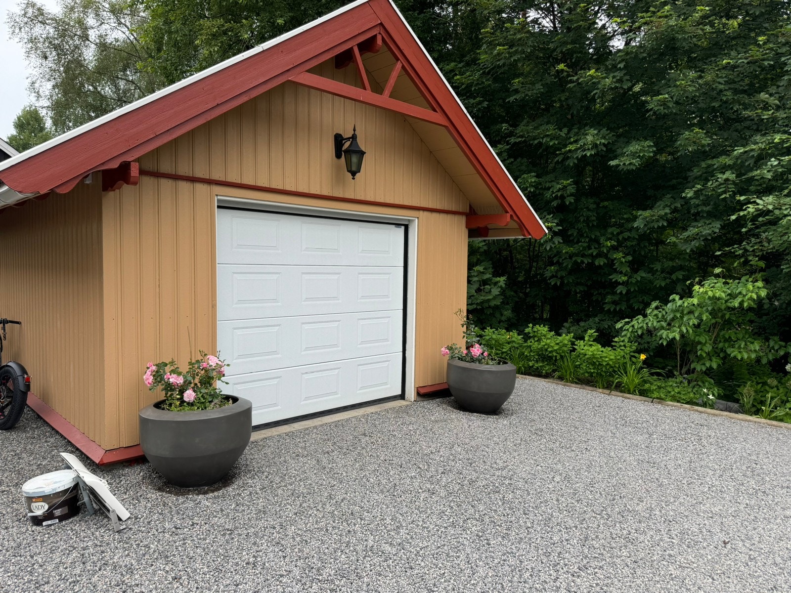 Garasje på baksiden av villaen. Sti på baksiden med direkte tilgang på skogen som er nærmeste nabo. Låst sidedør på garasjen som leietaker får tilgang til samt noe plass til oppbevaring (f.eks. en sykkel og et par ski). Galleribilde