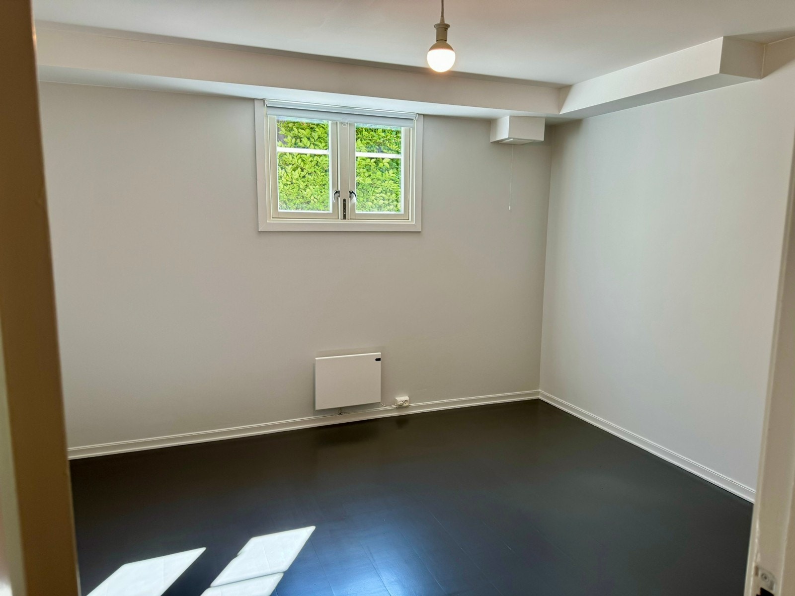 Stort soverom. Nymalte vegger. Nymalt og lakkert tregulv. Nymontert panelovn med digitalt display fra Adax. Ny, lystett rullegardin. Galleribilde