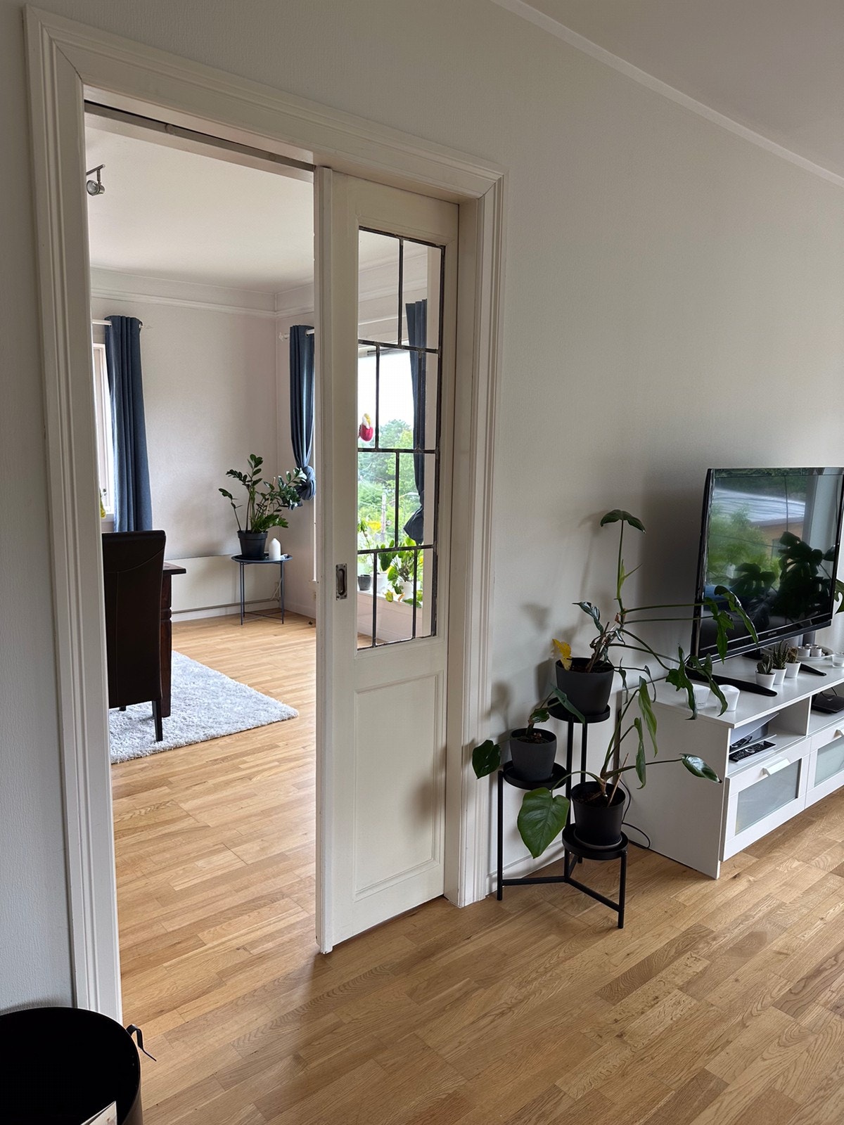 Skyvedør mellom stuen og spisestuen. Galleribilde