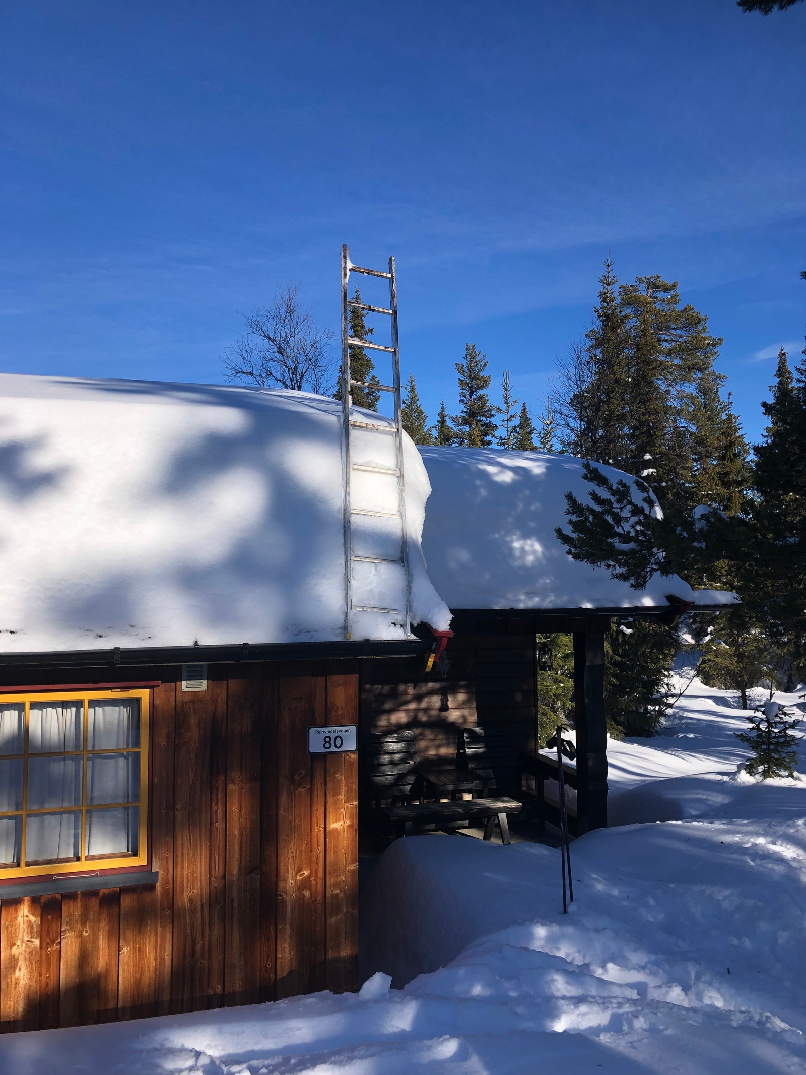 Snøforhold februar 2024, snøen må da fjernes grunnet høy last på taket. Galleribilde