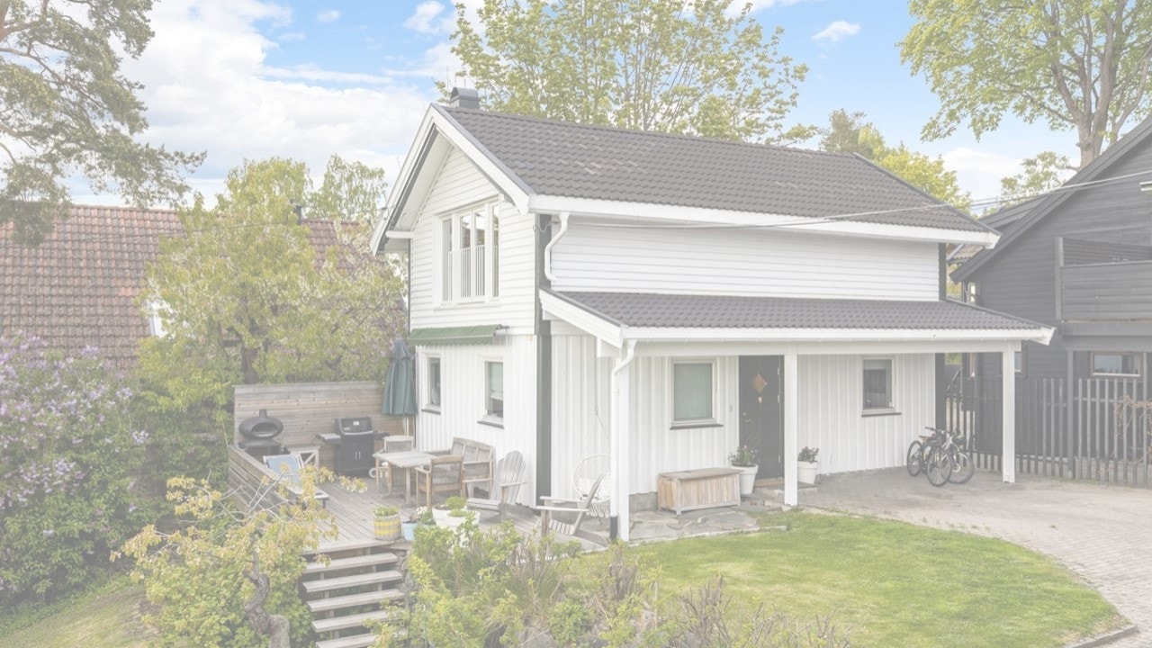 Eget lite hus til leie omkranset av eneboliger. Egen terrasse og utsikt. Utemøblering tilhører tidligere beboer. Galleribilde