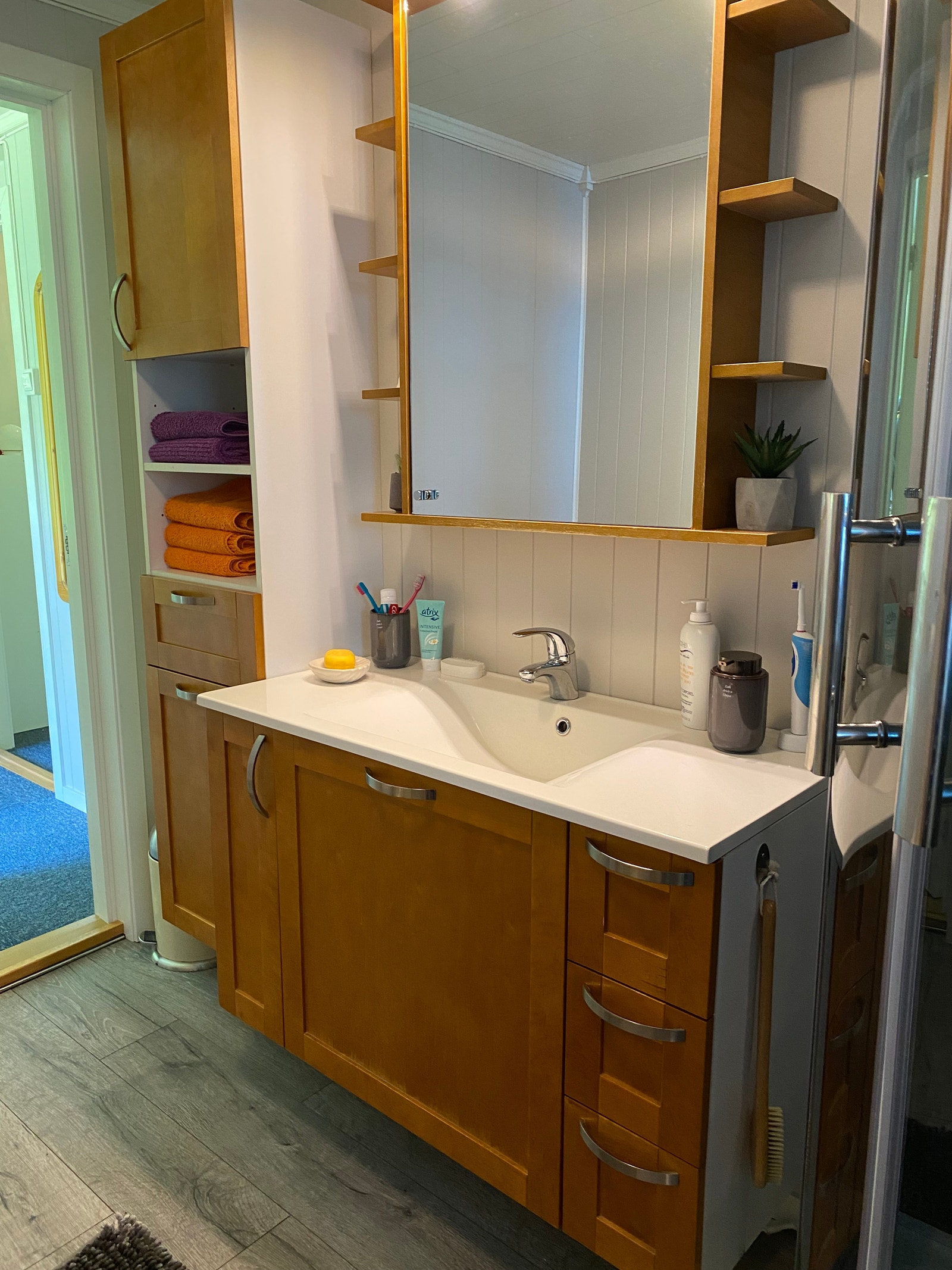 Badet med flott baderomsinredning Galleribilde