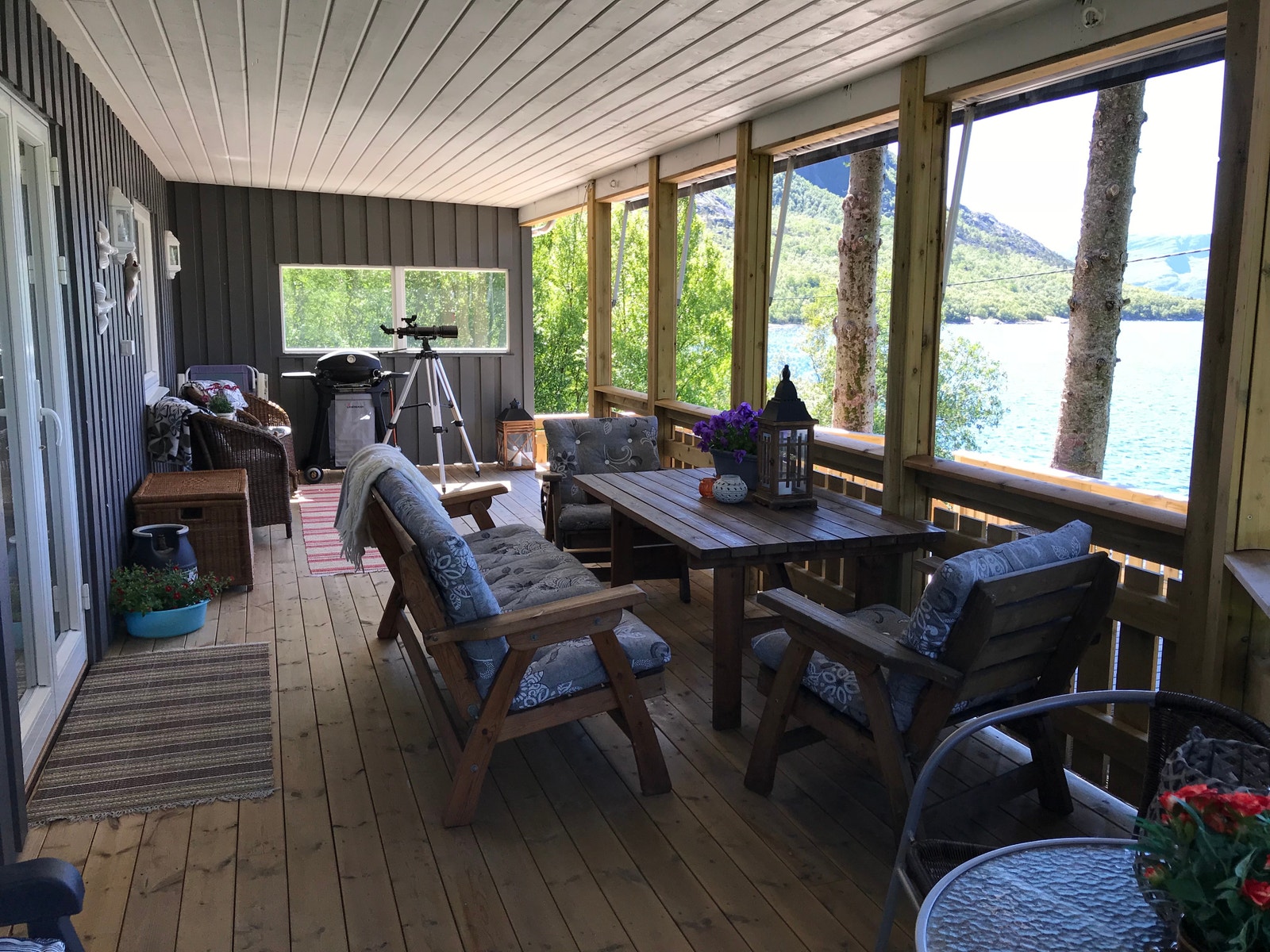 Overbygd terrasse mot vest m/markise Galleribilde