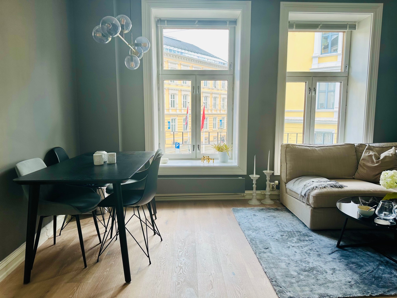 Stue med sofagruppe og spisebord Galleribilde