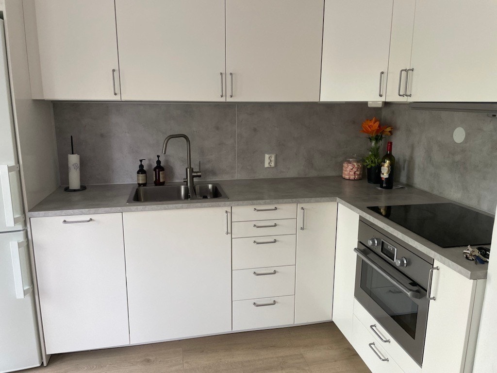 Hyggelig kjøkken med god plass til matlaging Galleribilde