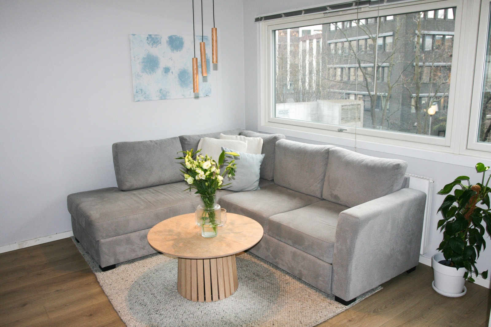 På stuen er en sovesofa med plass til to Galleribilde