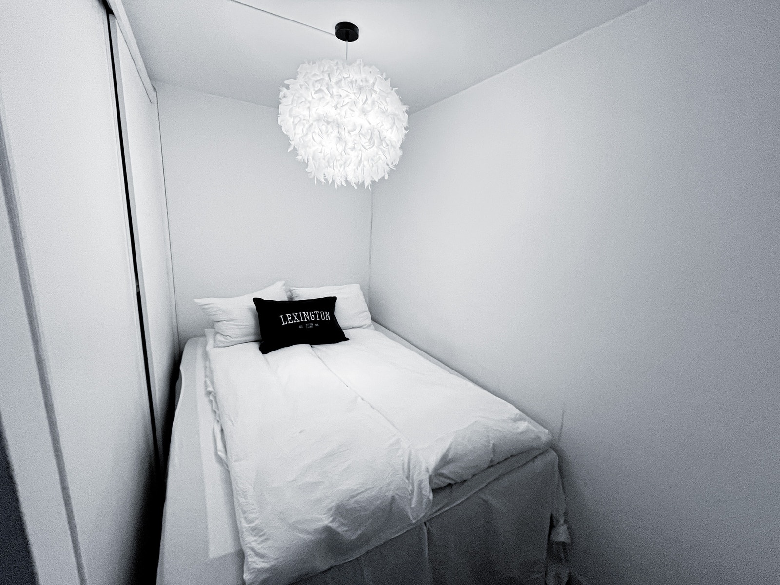 Leiligheten har en alkove med oppbevaringsplass under seng og i skap Galleribilde