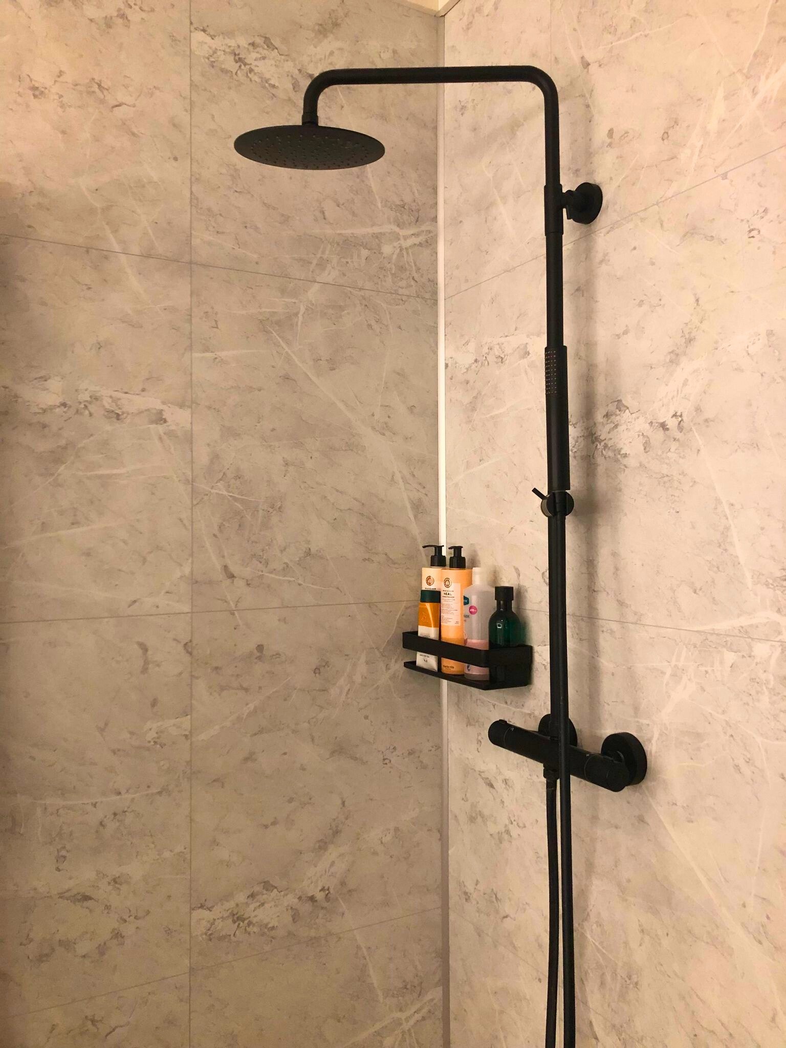 Nytt blandebatteri/fosse-fall dusj ble montert av rørlegger i 2023. Galleribilde