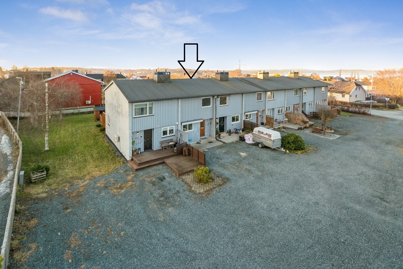 Fasade mot parkering. Parkeringsplass til to biler + garasjeplass Galleribilde