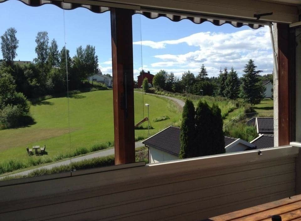 Stor innglasset terrasse, med utemøbler. Kveldssol. Galleribilde