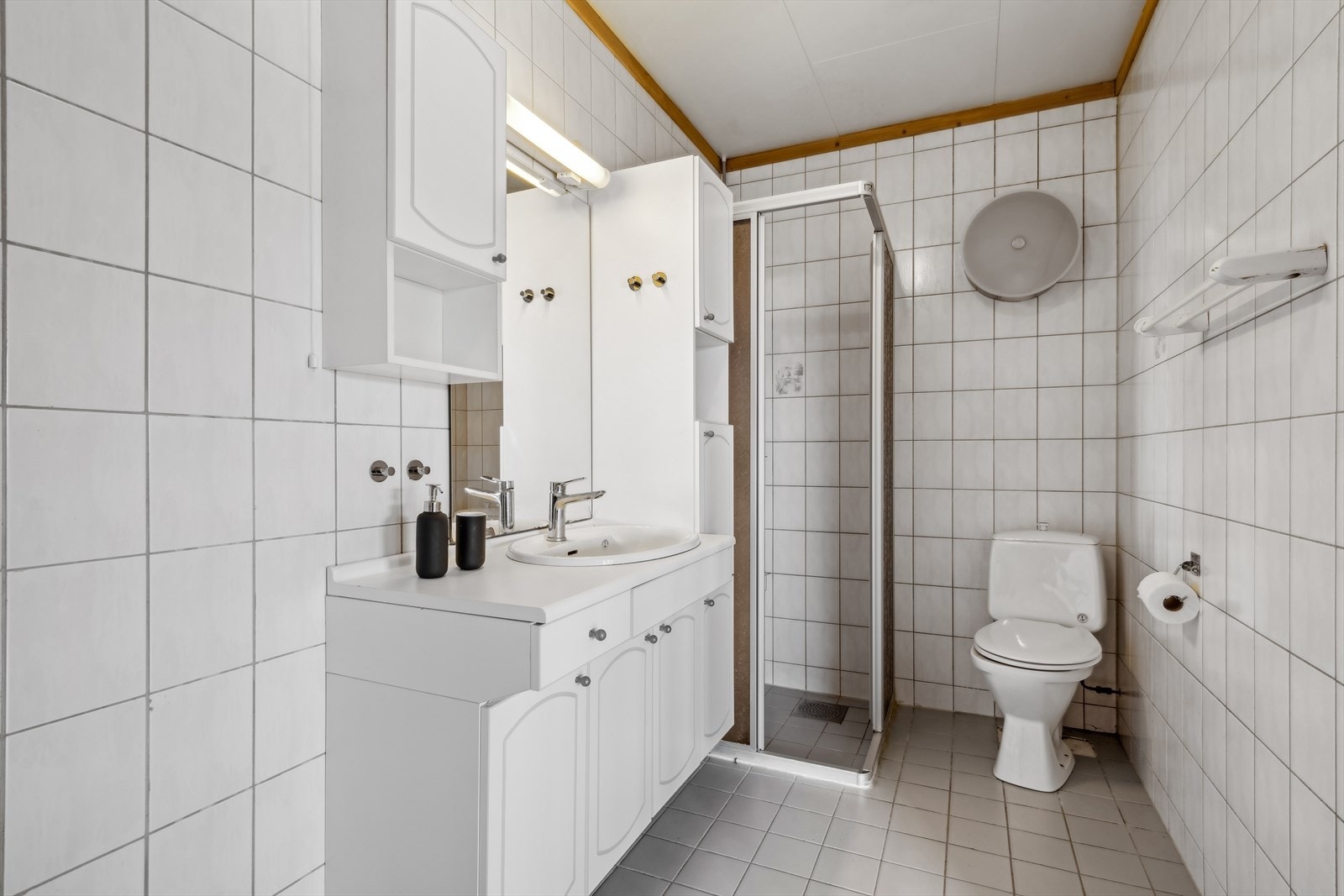 Flislagt bad - nytt dusjkabinett etter bildet ble tatt Galleribilde