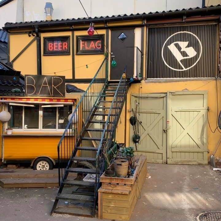 Fasade bryggeri i bakgård. Galleribilde