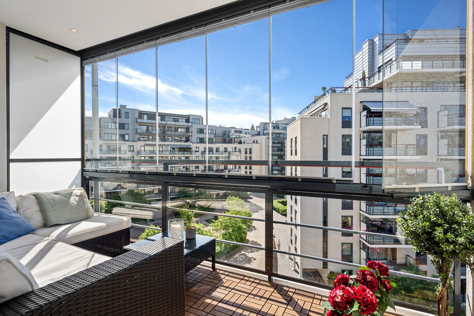 Leiligheten ligger høyt og fritt i byggets 5. etasje med heisadkomst. Galleribilde