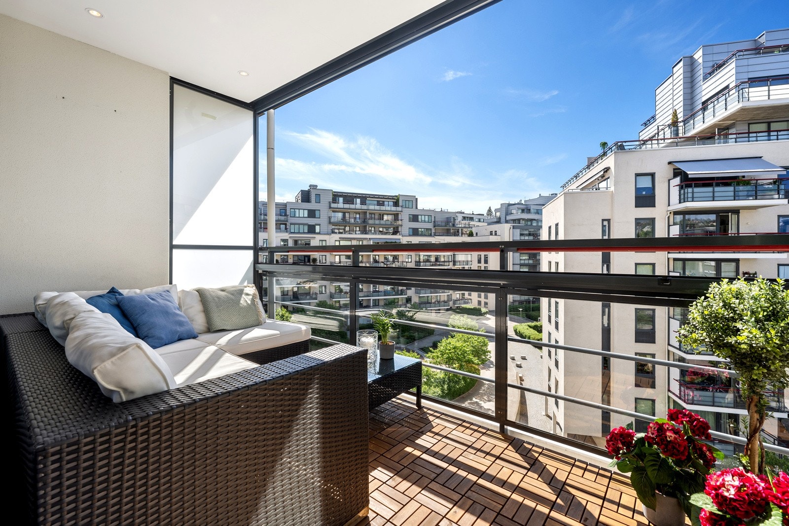 Balkongen er sydvendt med golde solforhold, og er oppmålt til 8 kvm. Her har du god plass til utemøblement. Galleribilde