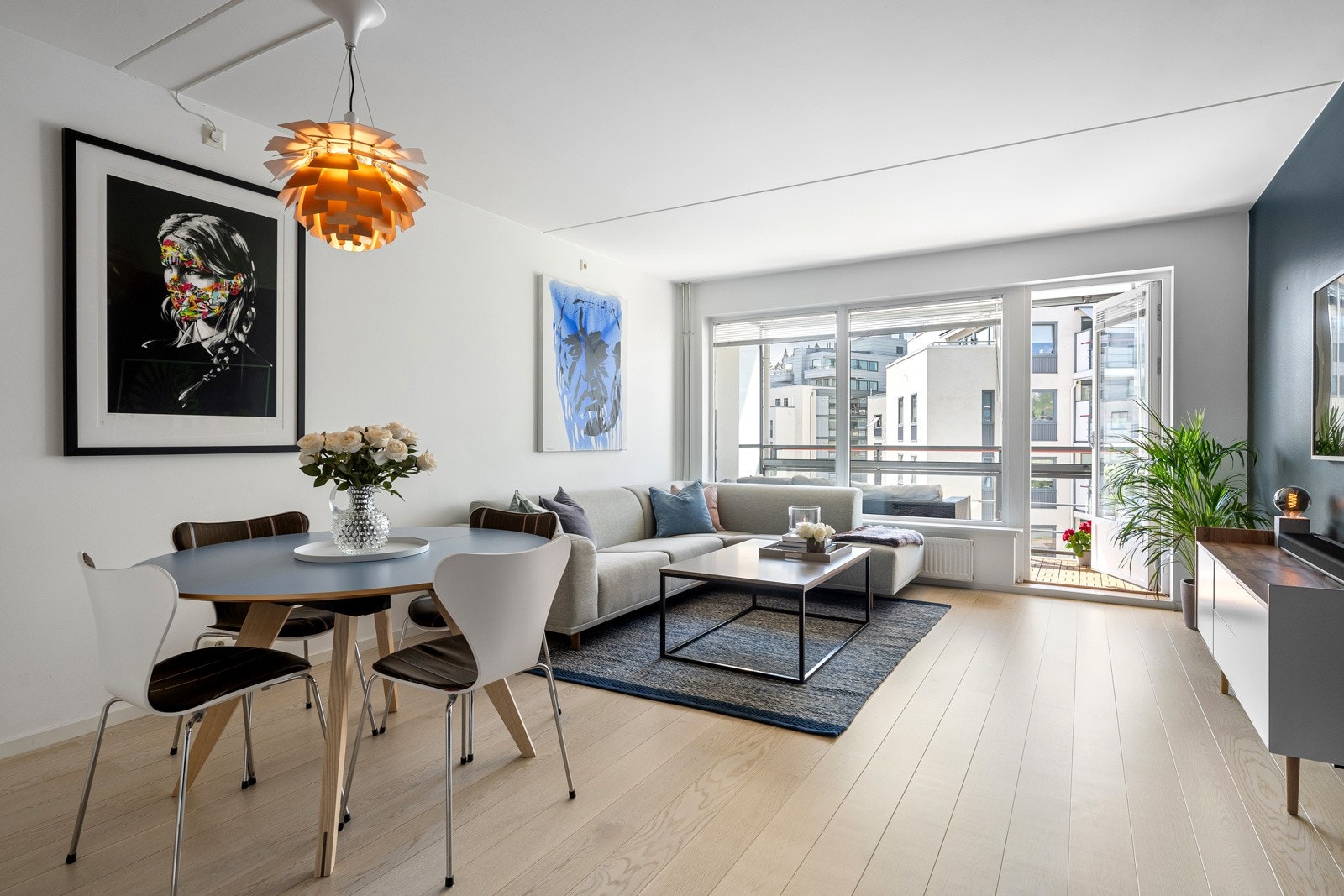 Gulvflater er belagt med lys eikeparkett fra 2018. Galleribilde