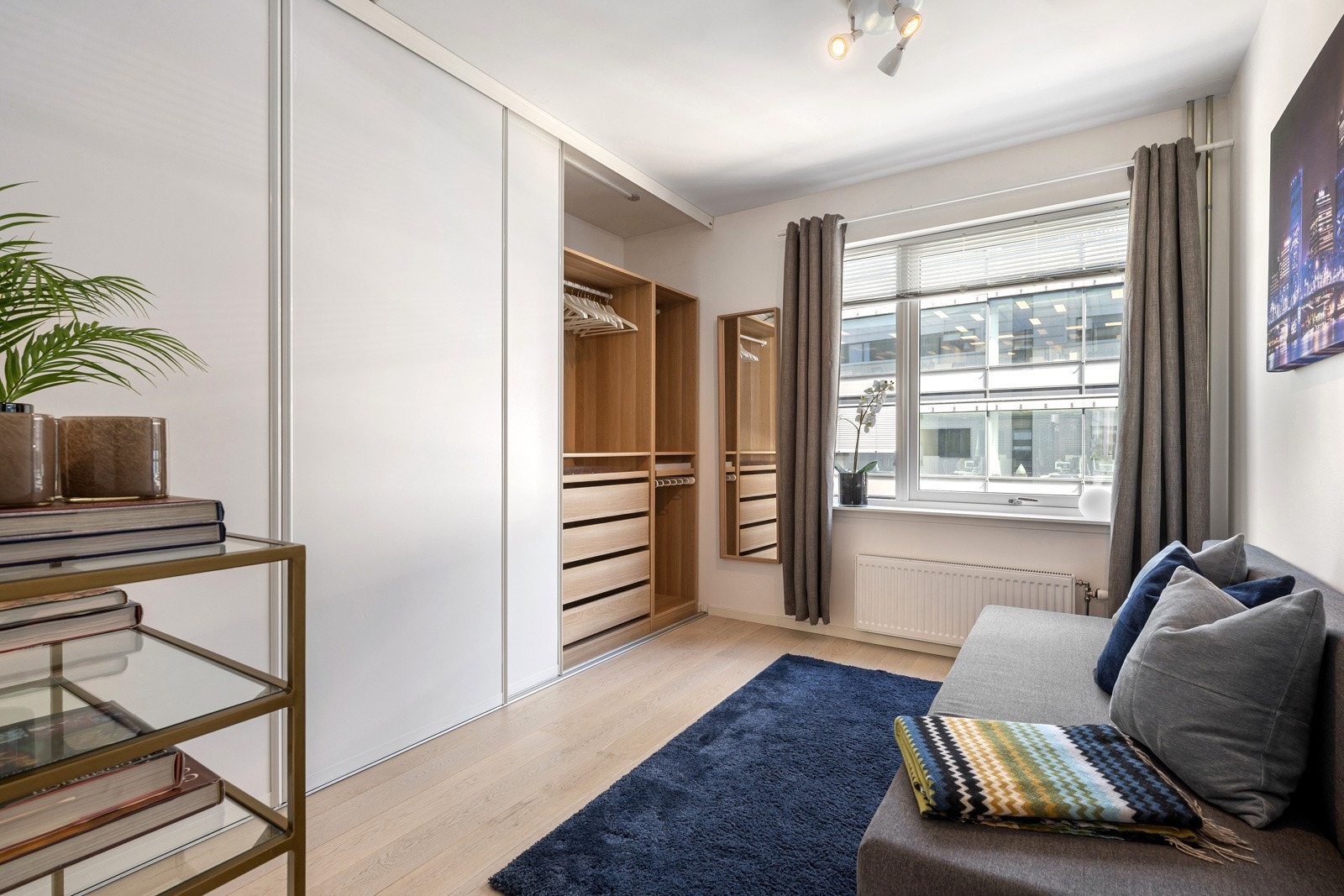 Soverom 2 er også av god størrelse. Innredet med en stor skyvedørsgarderobe med praktisk innredning. Galleribilde