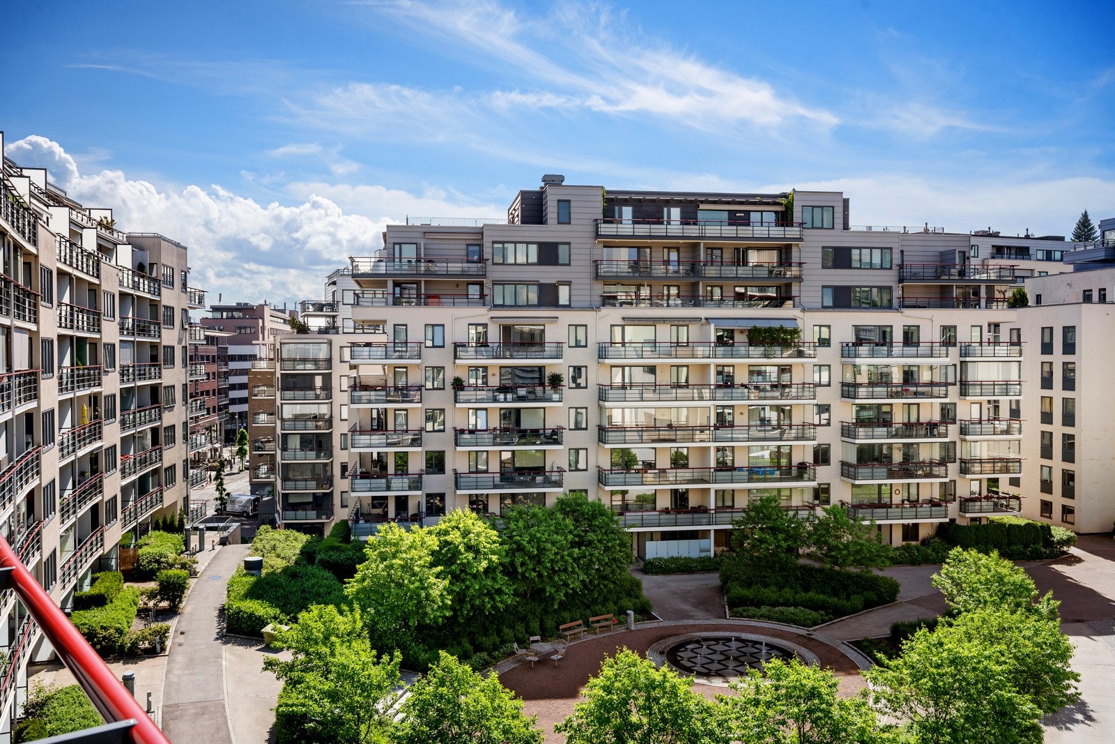 Hyggelig utsyn mot felles gårdsrom fra balkongen. Galleribilde
