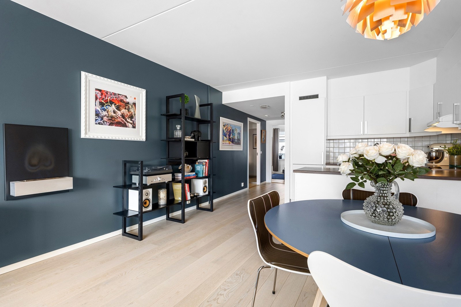 Alle overflater, både himlinger og vegger ble malt i 2018. Galleribilde