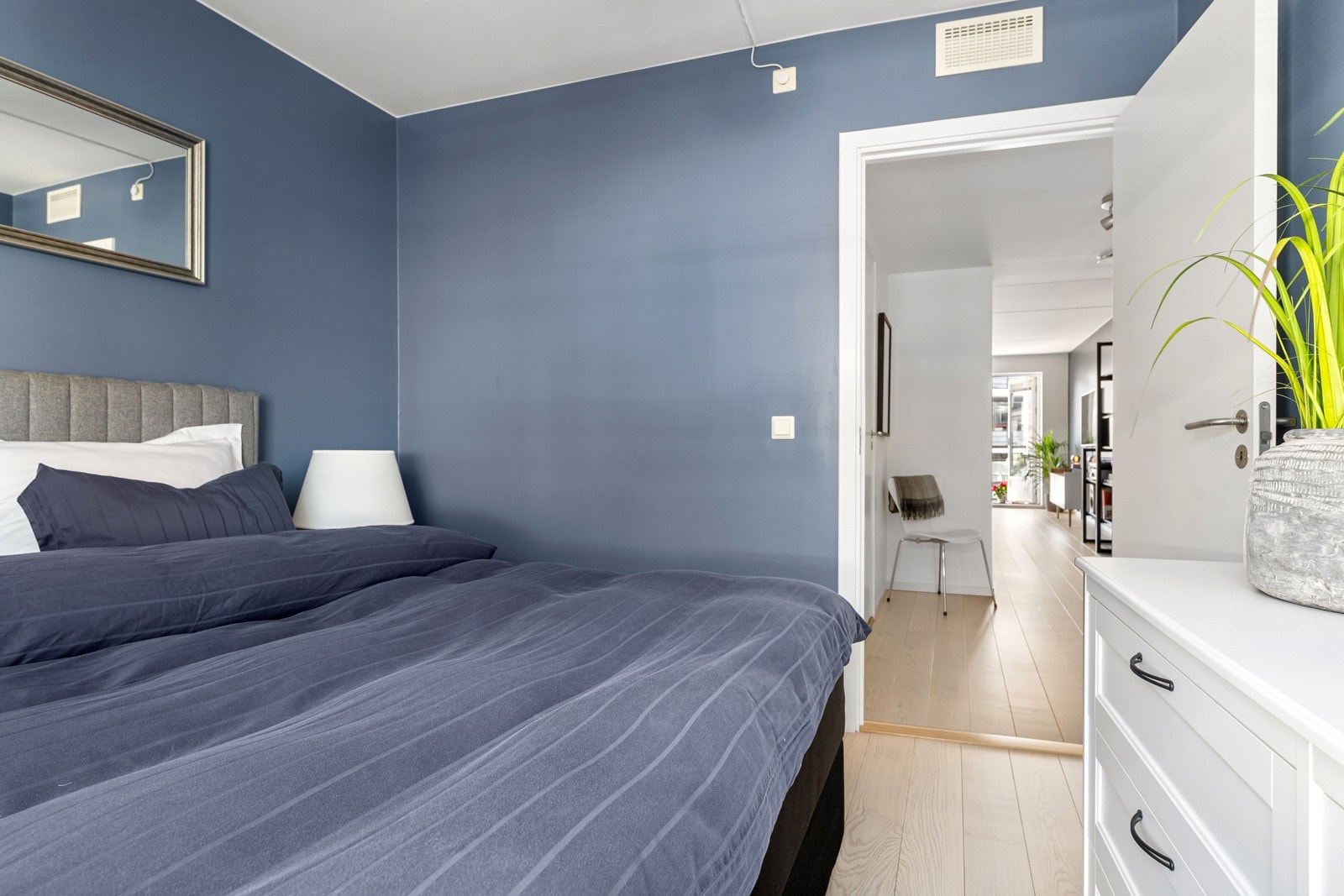 Leiligheten har balansert ventilasjon i tillegg til tilluftsspalter i vinduskarmer. Det er mulighet for etablering av garderobeløsning på soverommet. Galleribilde