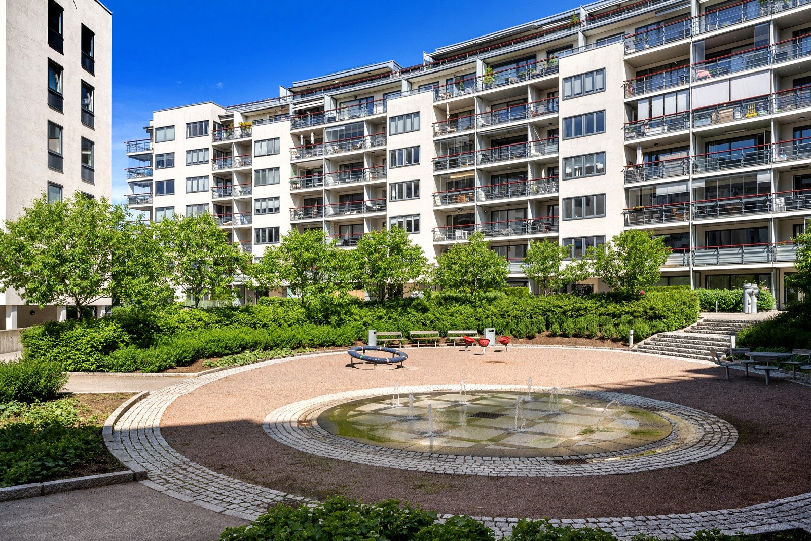 Borettslaget har et pent opparbeidet gårdsrom med lekeområder, gressplen, sittebenker og fontene. Galleribilde