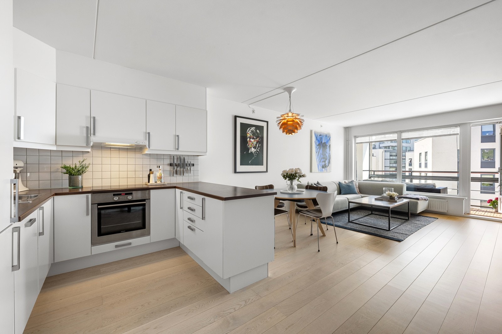 Åpen og sosial kjøkkenløsning. Leiligheten holder en standard fra 2008, og overflater er oppgradert siden den tid. Galleribilde
