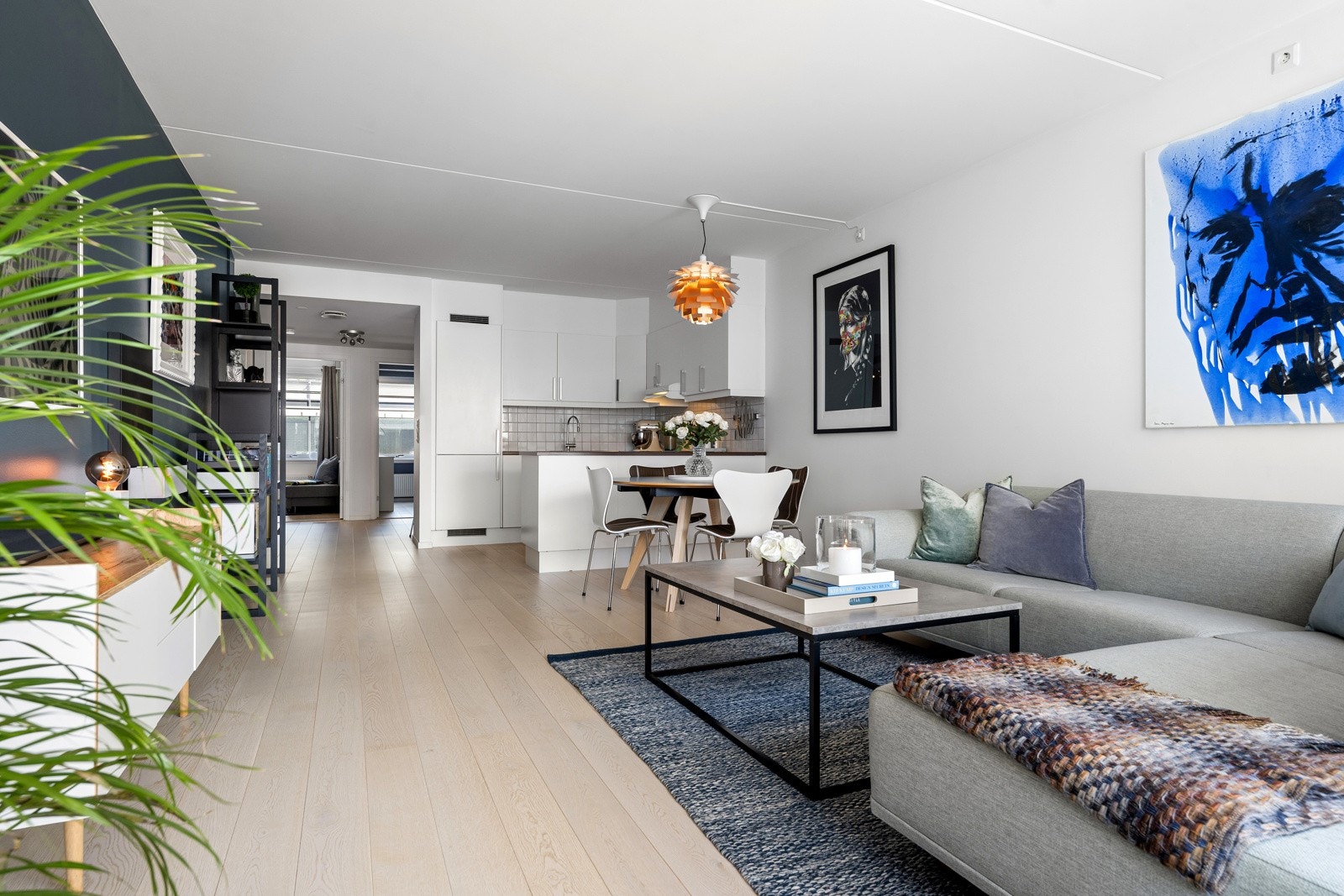 Åpen og sosial kjøkkenløsning. Det er god plass til spisebord i tilknytning til kjøkkenet. Galleribilde