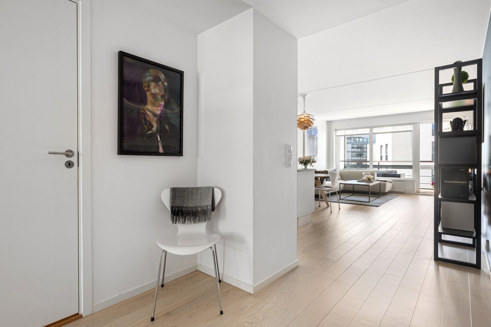 Leiligheten har en gjennomgående planløsning som gjør at leiligheten oppleves som lys og luftig. Galleribilde