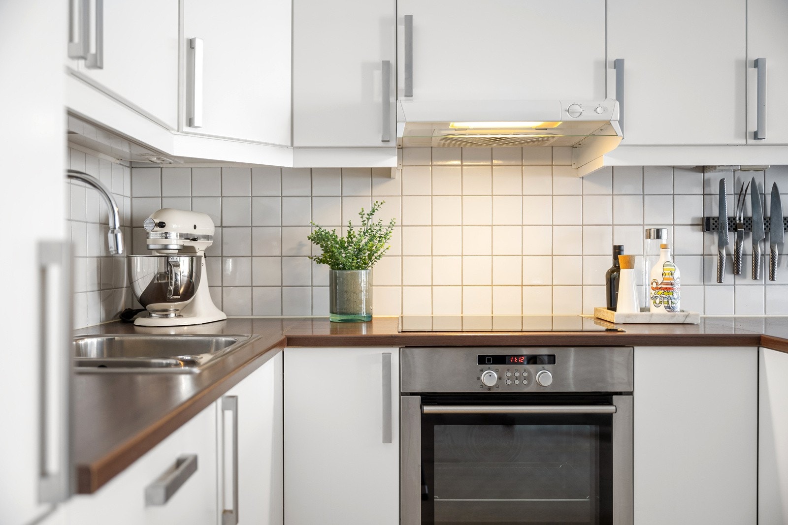 Kjøkkenet er utstyrt med integrerte hvitevarer som kjøleskap med frysedel, oppvaskmaskin, stekeovn og induksjonstopp. Galleribilde