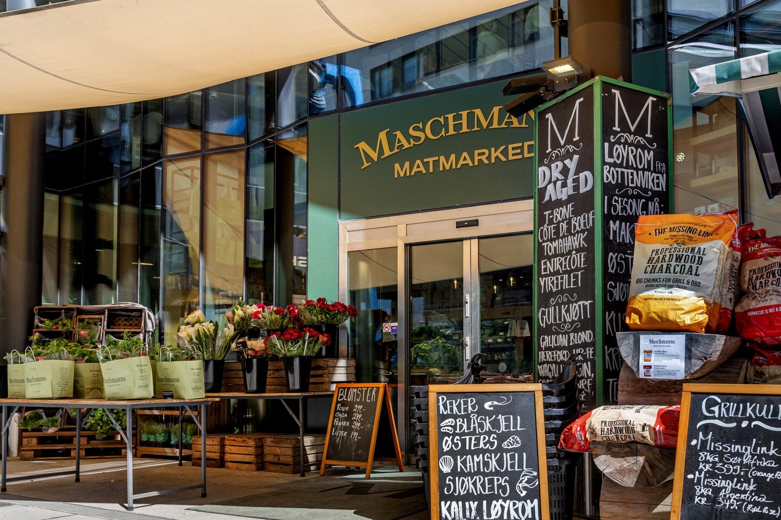 Umiddelbar nærhet til Karenslyst allé med et bredt utvalg av servicetilbud og serveringssteder, her Maschmanns matmarked. Galleribilde