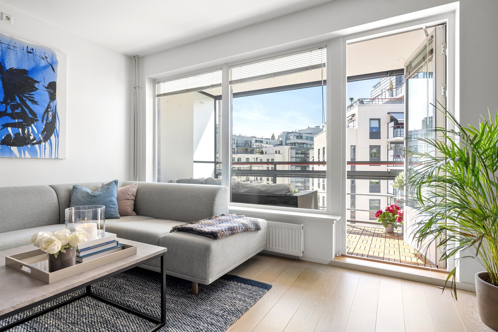 Leiligheten har varmtvann og fyring inkludert i felleskostnadene. Oppvarming med vannbåren varme til radiatorer tilknyttet felles varmesentral. Galleribilde