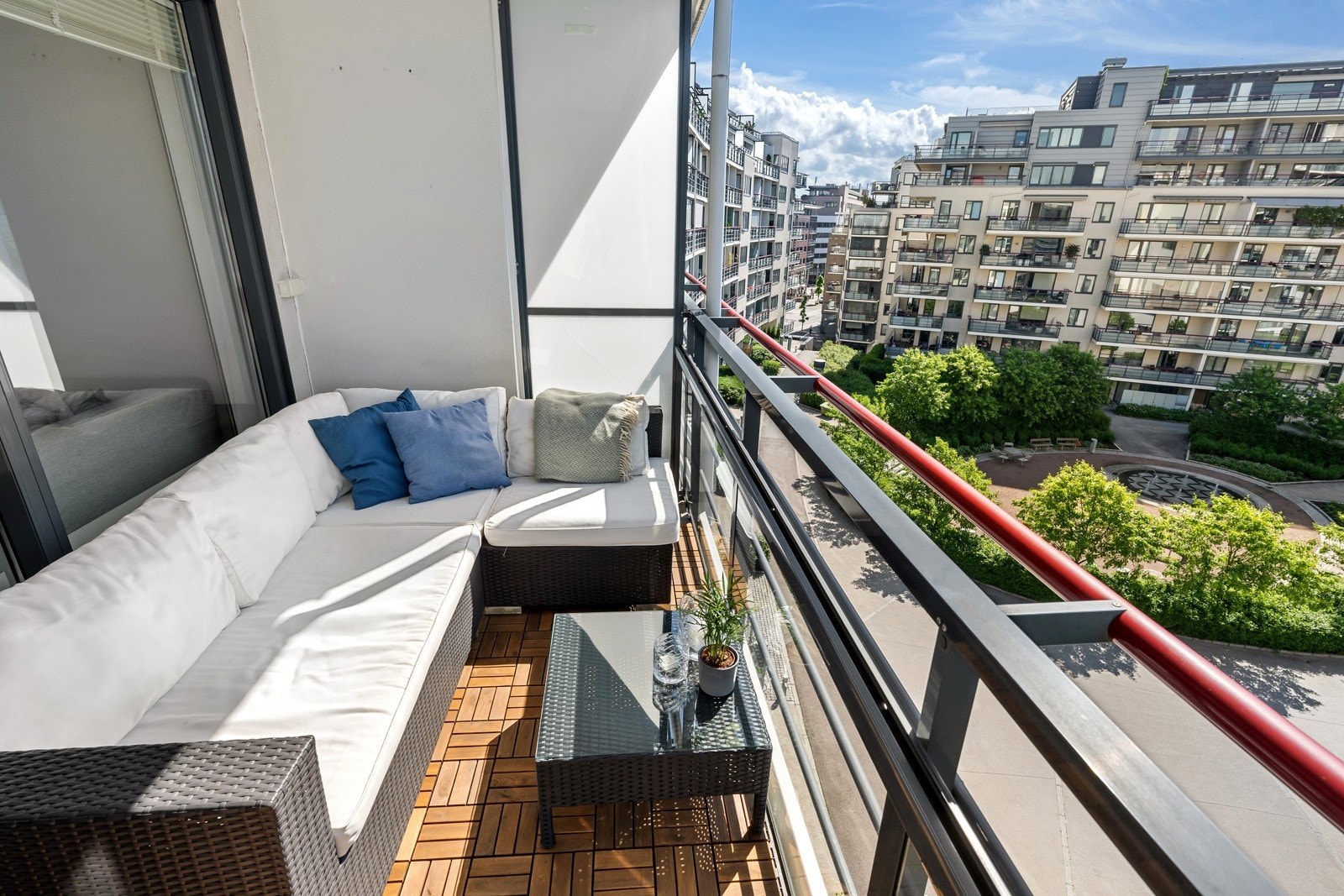 Balkongen er innglasset som gjør at rommet kan benyttes i utvidet sommersesong, samt at utemøbler og puter er godt beskyttet mot snø og regn. Galleribilde