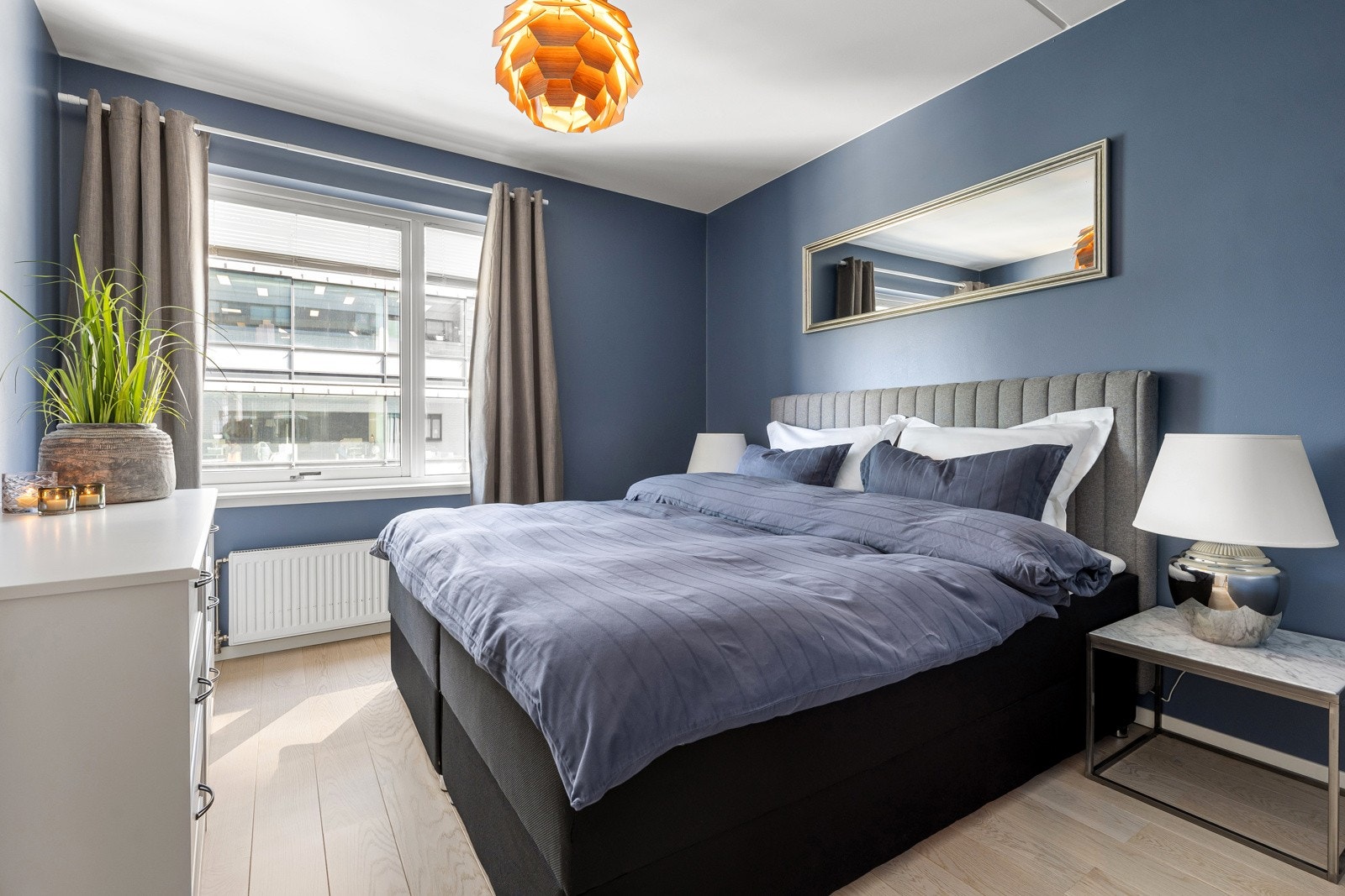 Hovedsoverom malt i en lun og rolig blåfarge. Her er alt tilrettelagt for god nattesøvn. Det er god plass til dobbeltseng og tilhørende møblement på soverommet. Galleribilde