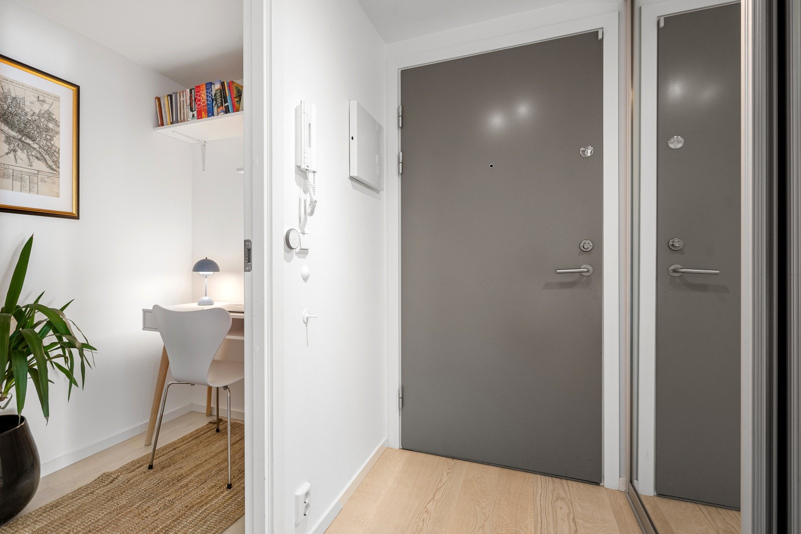 Entré. Her har du adkomst til en praktisk innvendig bod, benyttet som kontor. Leiligheten har godt med garderobeplass, med skyvedørsgarderobe i entré. Galleribilde