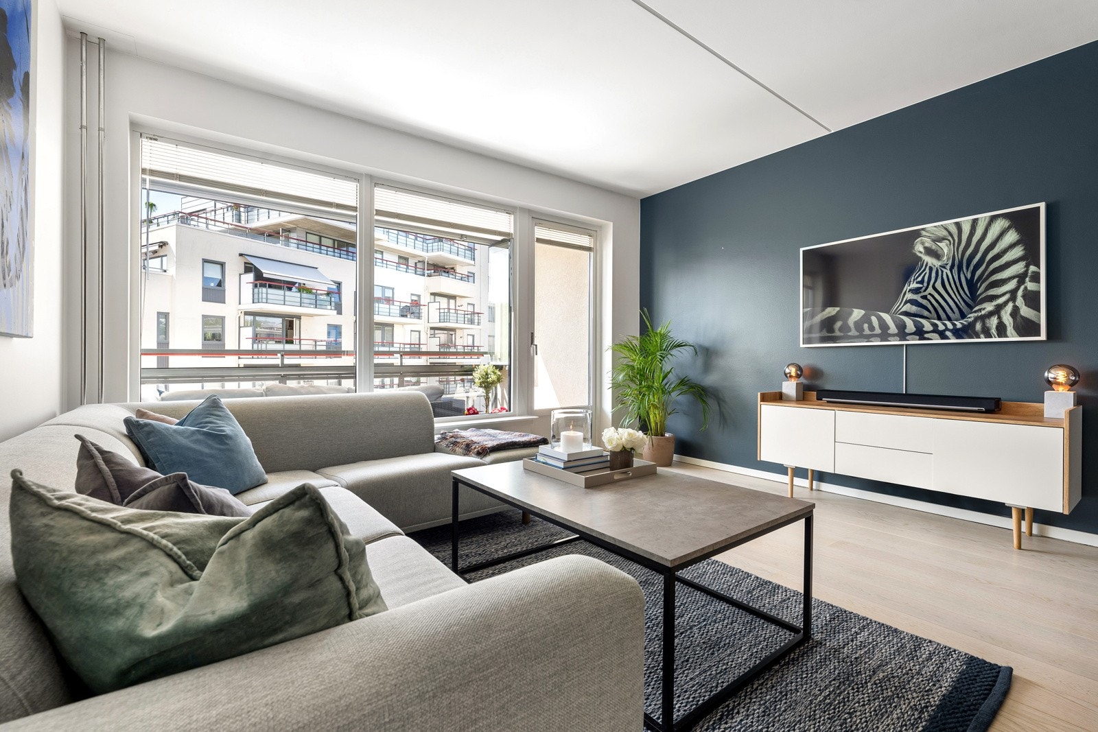 Her har du god plass til sofaløsning og tv-møblement. Galleribilde