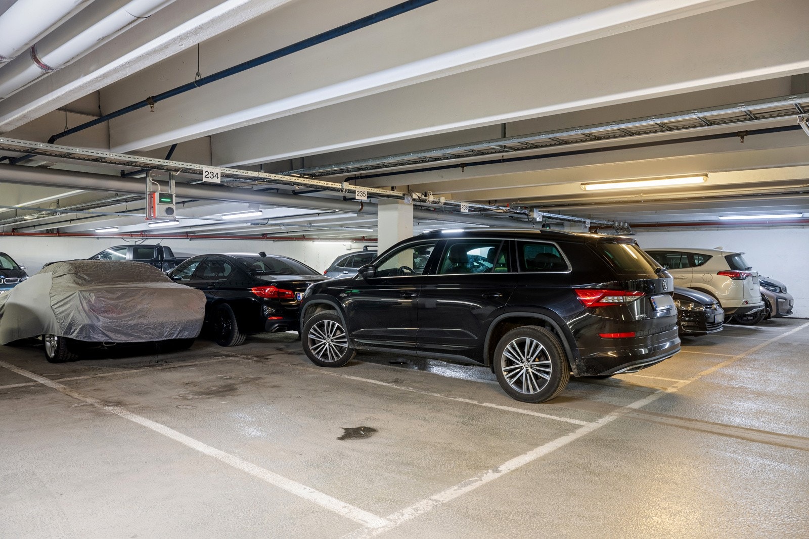 Leiligheten disponerer en garasjeplass hvor det er montert elbillader. Galleribilde