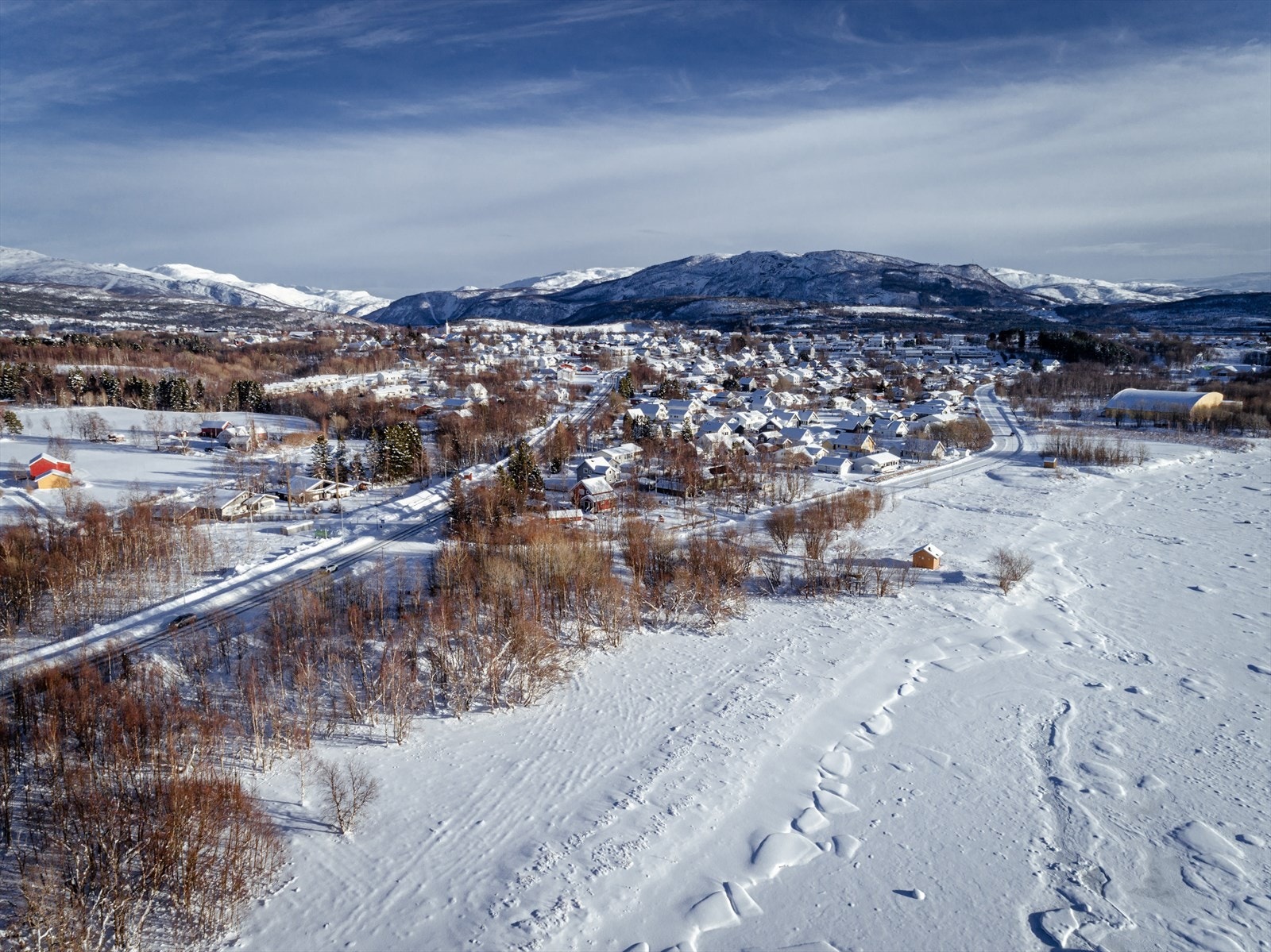 Området er bebygget med frittliggende boliger langs sørøstlige del av Tareveien og østre del av riksveien. Galleribilde