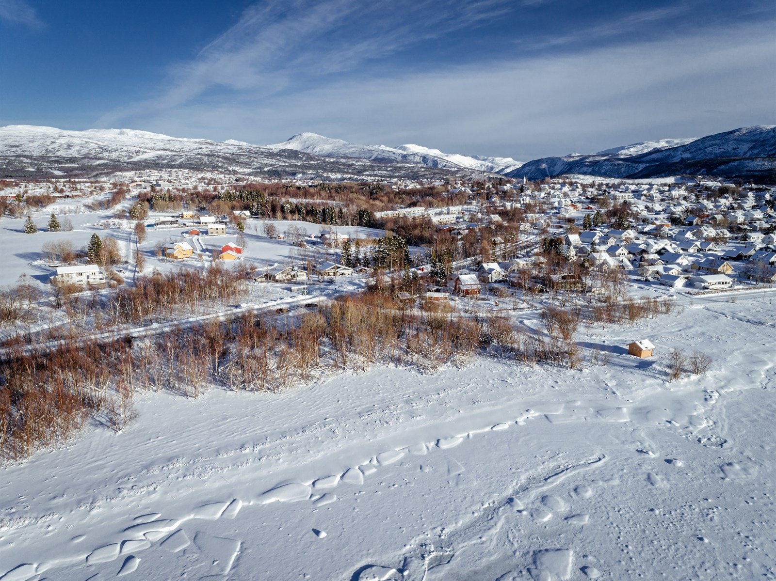 Stor tomt på ca. 9470 m2. Tomteområdet ligger på Stranda ca 2 km vest for Fauske sentrum og har direkte adkomst fra Rv80. Galleribilde