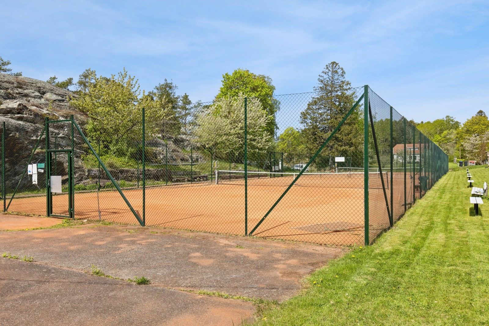 Ved innkjøring til Billmannsbakken er Larkollen tennisklubb med to grusbaner Galleribilde