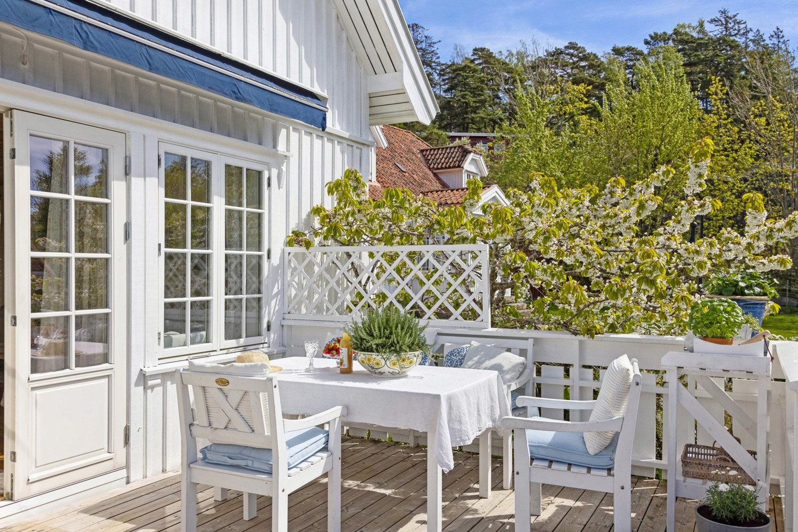 Det er god plass til flere sittegrupper, spisebord, grill, solsenger, lek og moro Galleribilde