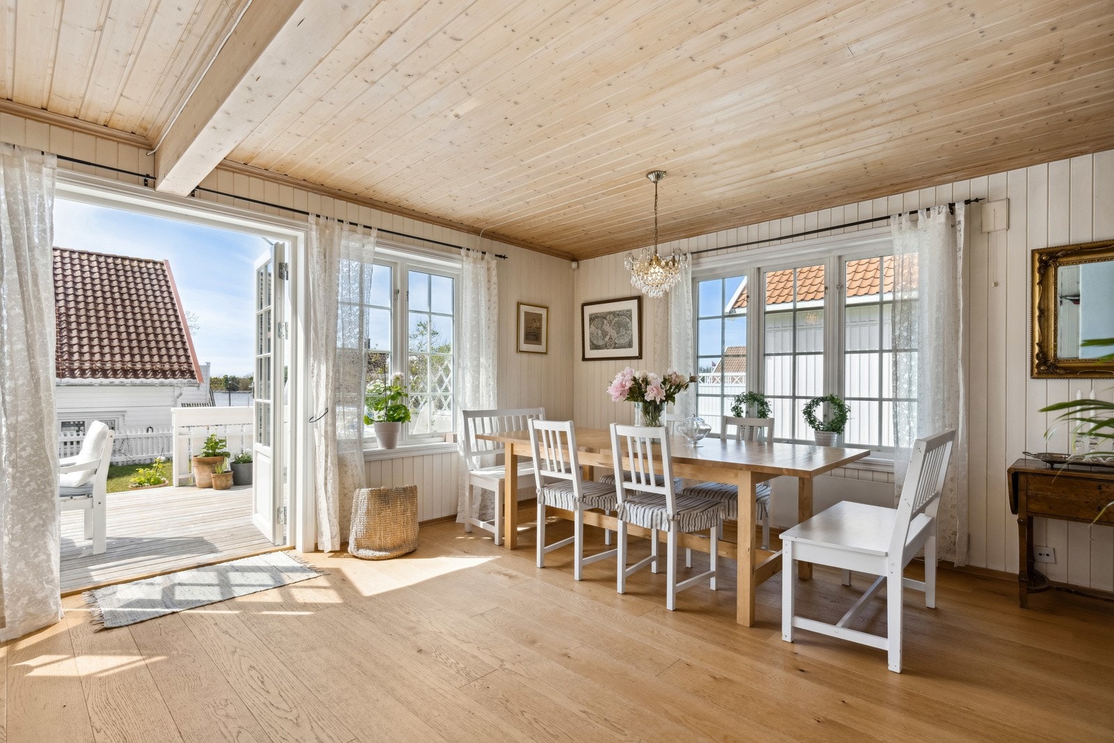 Det er plass til langbord og mange gjester... Galleribilde