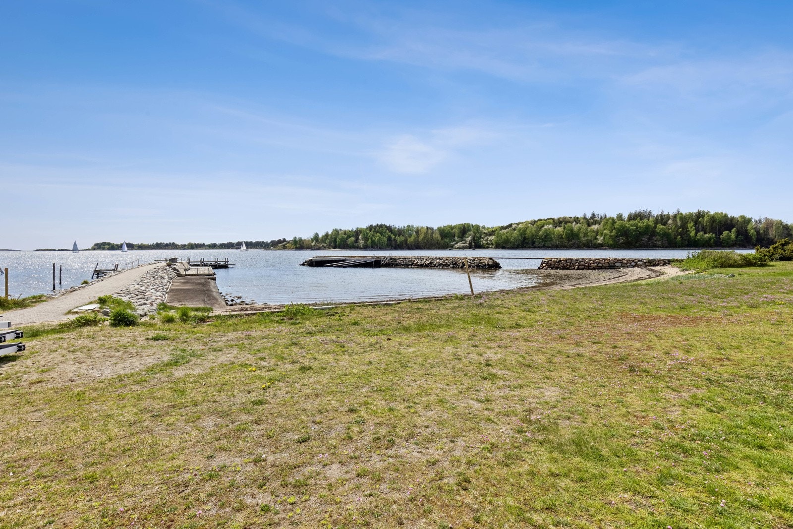 Et ypperlig utgangspunkt for bading, strandlek, krabbefiske, båtliv, kajakkpadling etc. Galleribilde