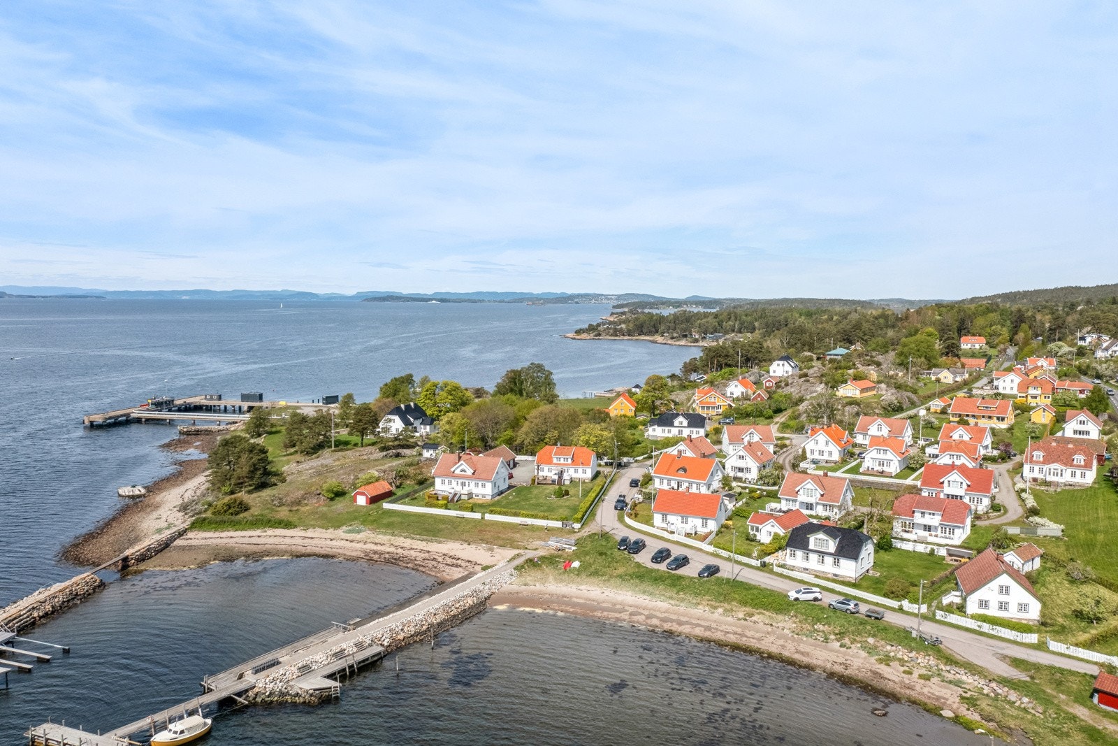 Kun 1 minutt å rusle til sjøen med sandstrand og et felles, privat bryggeanlegg med fast båtplass Galleribilde