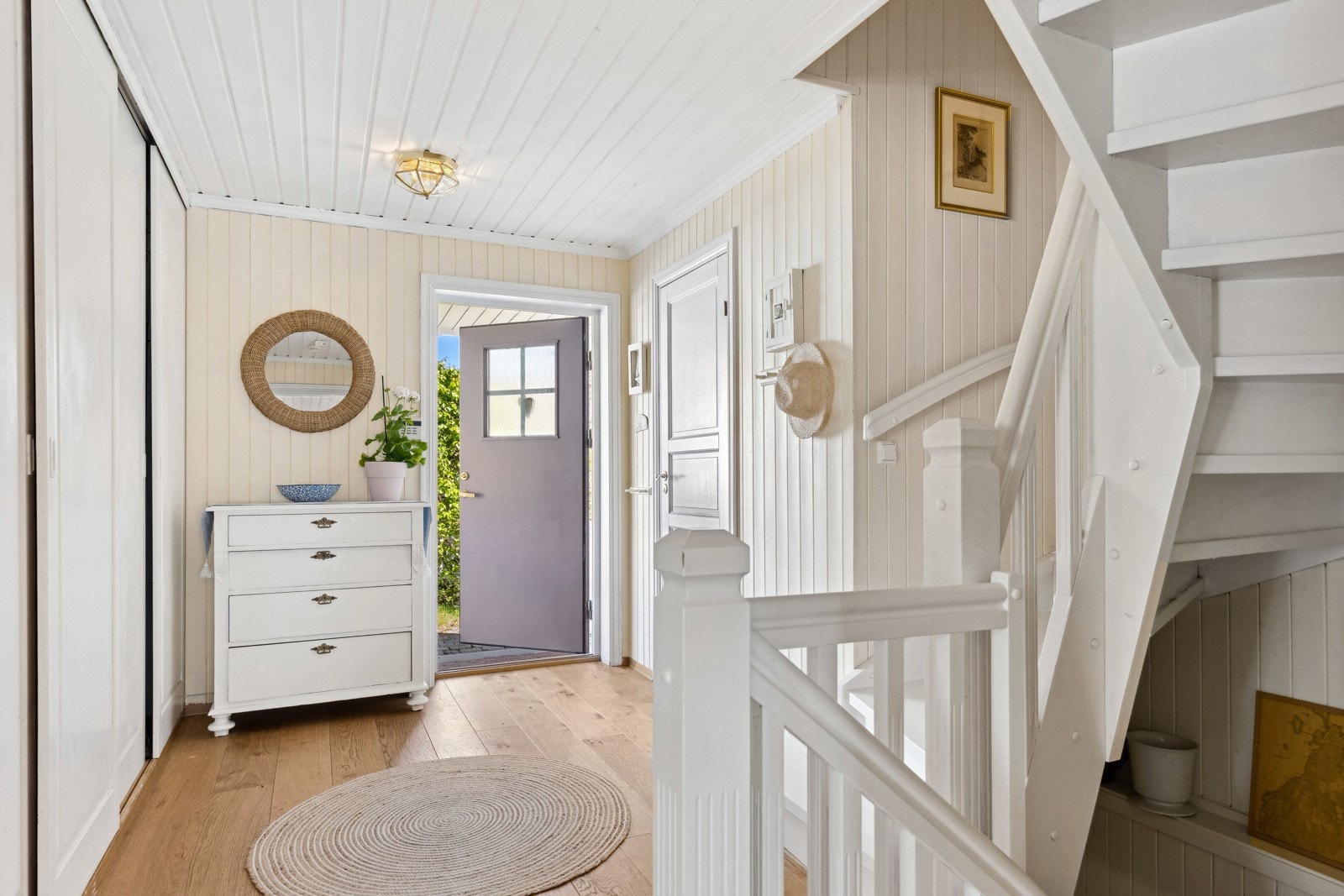 Entré med garderobe og gjestetoalett Galleribilde