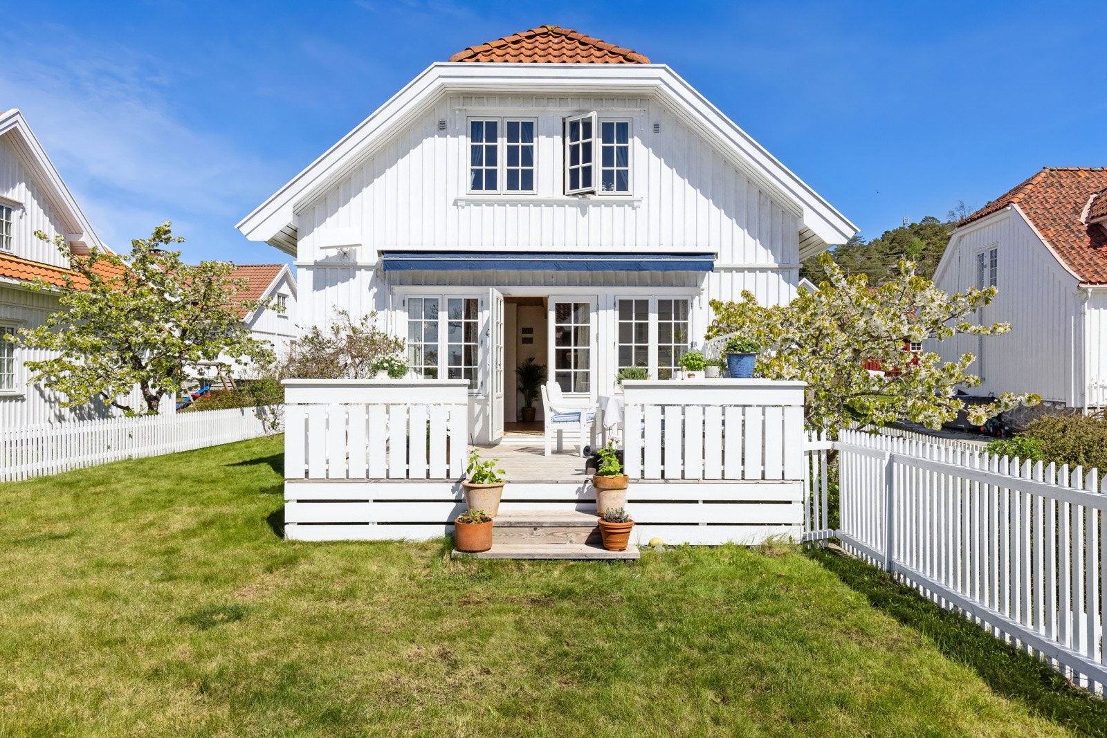 Nydelig uteområde med stor, lettstelt hage, vakker beplantning og terrasse Galleribilde