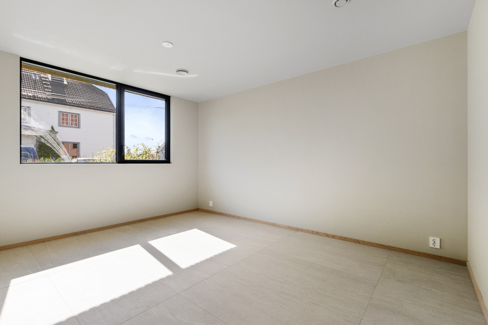 Stuen i underetasjen, har i likhet med stuen i 2. etasje, plass til sofa og tv-møblement, og fungere som et ypperlig rom hvor en kan trekke seg tilbake. Galleribilde