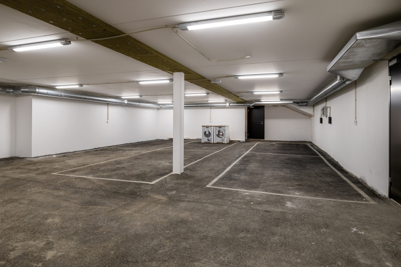 Det medfølger 2 parkeringsplasser i felles underjordisk garasjeanlegg. Det er bii-inngang fra garasjen til boligens u.etasje. Galleribilde