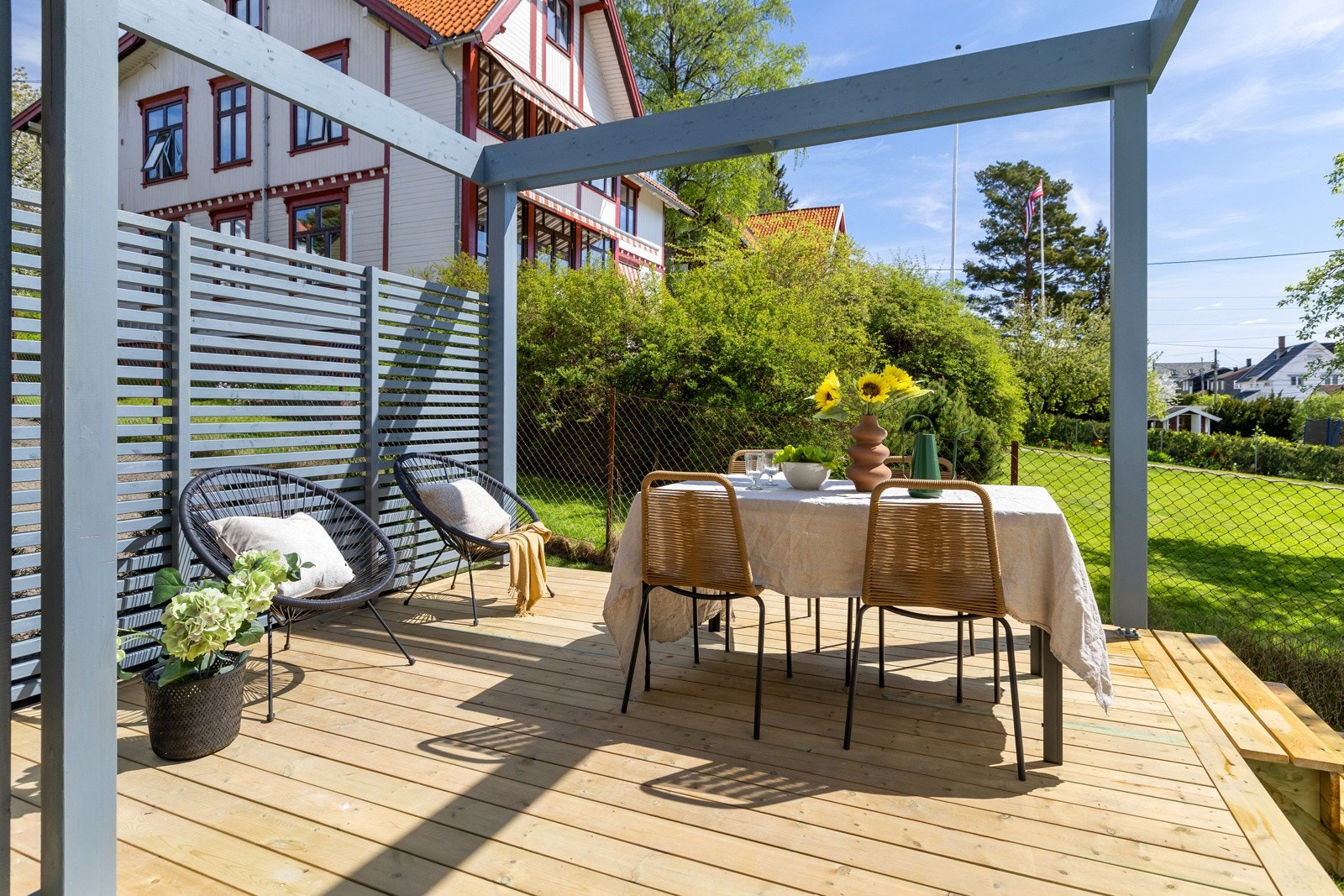 Boligen ligger luftig til med solrik hage og pergola. Galleribilde